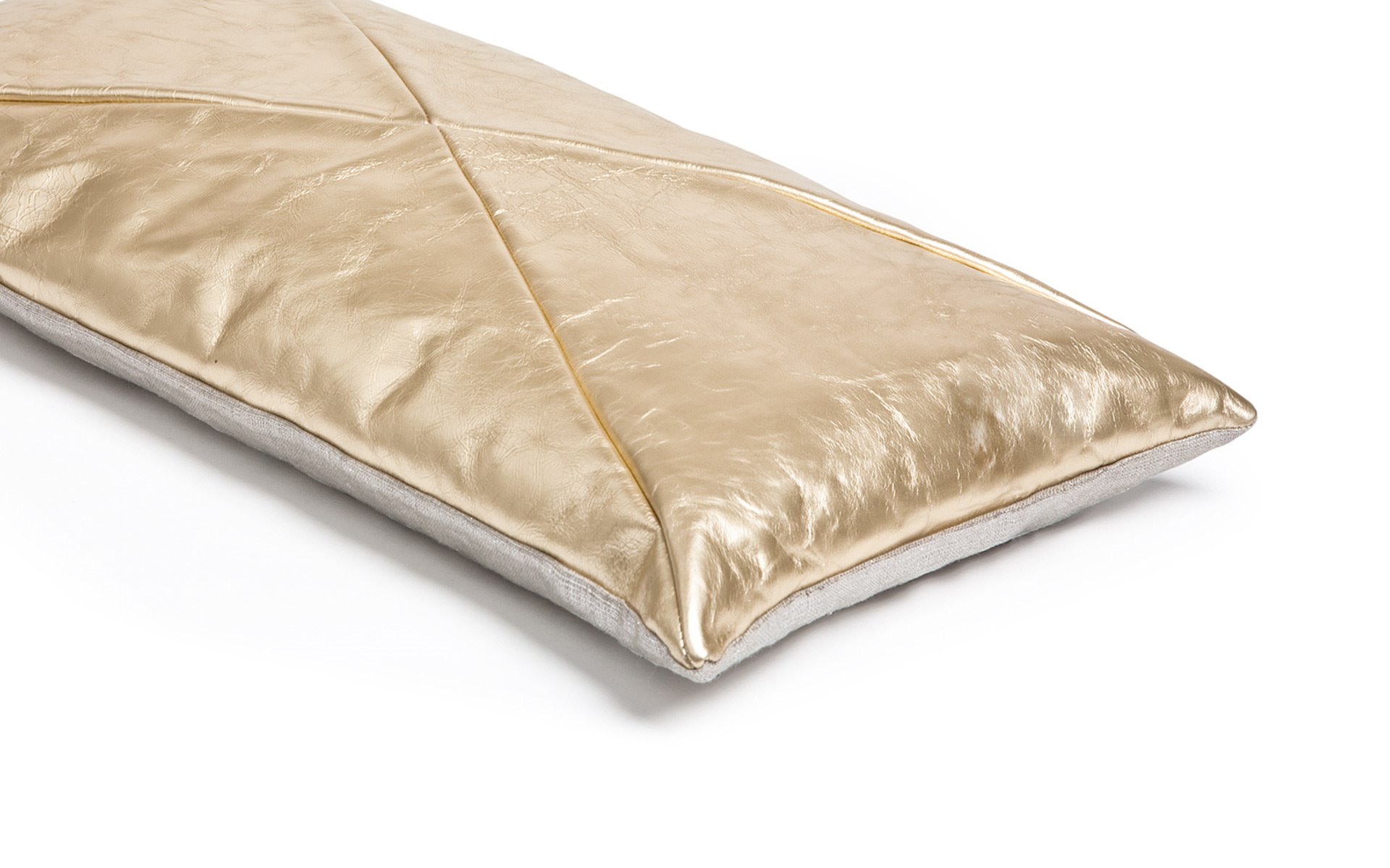 Mrs.Me cushion PLaza WhiteGold detail 1920x1200